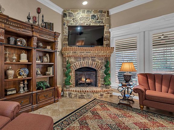 2nd image of 1904 Oak Knoll Cir