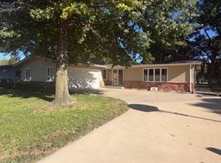22 Sunset Dr, Hesston, KS 67062