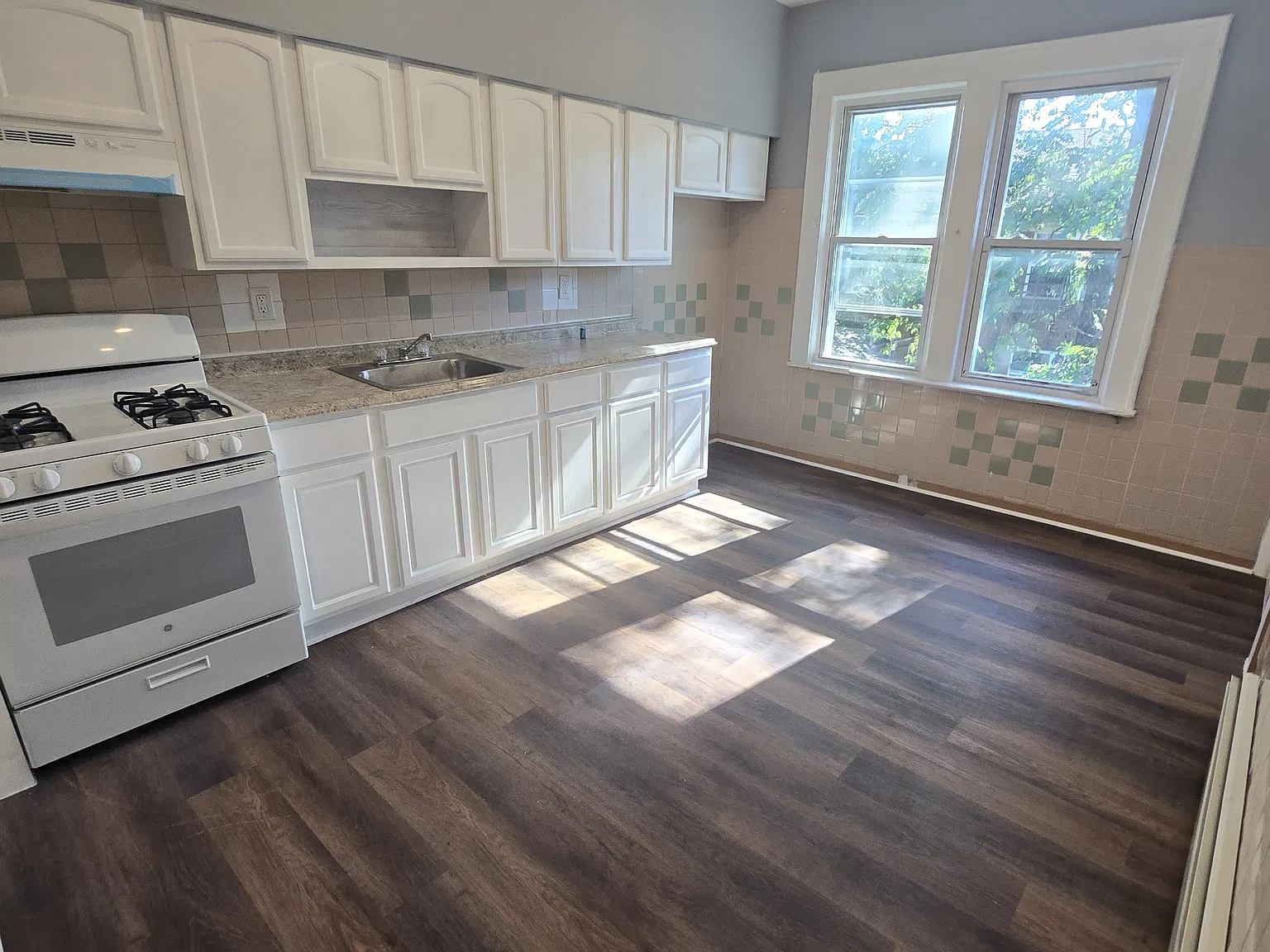 3 bed, $2,000 — Photo 1