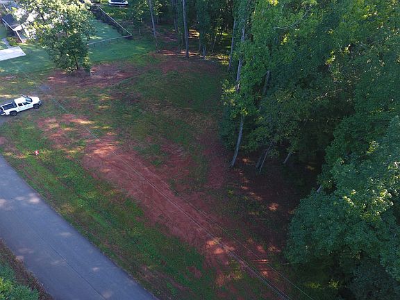 3rd image of 136 Amber Dr