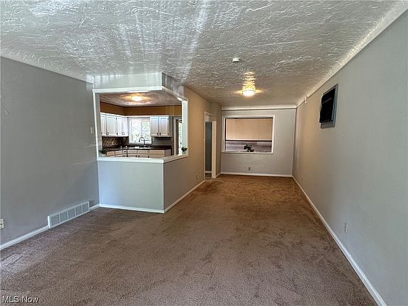 4th image of 585 Birch Ave