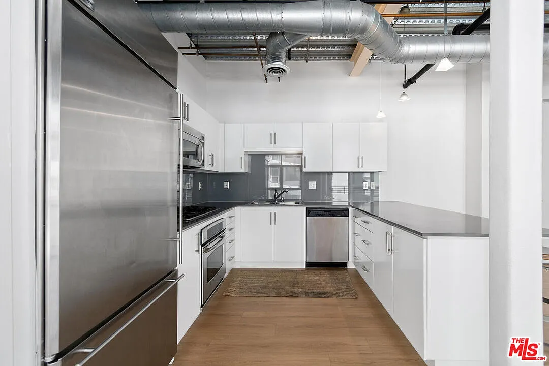 2 bed, 2.0 bath, 1090 sqft, $3,600 — Photo 4