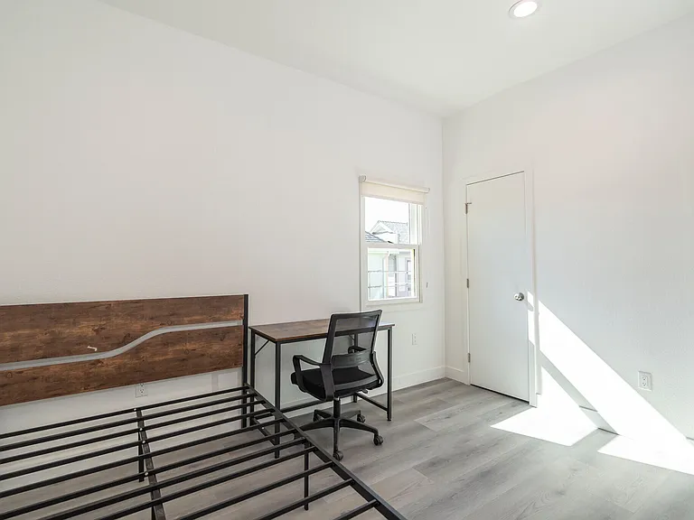 1016 W 21st St #1018/12 — Photo 5
