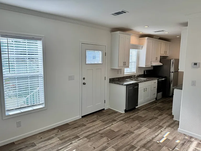 887 E Colonial Cir — Photo 9