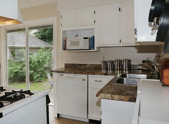 4th image of 1756 Oakcrest Ave