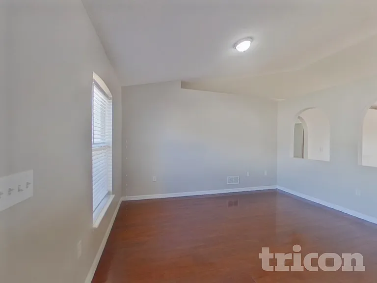 970 Cambridge Ct — Photo 2