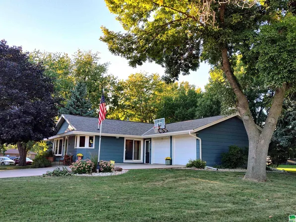 608 Sunrise Ave, Sanborn, IA 51248