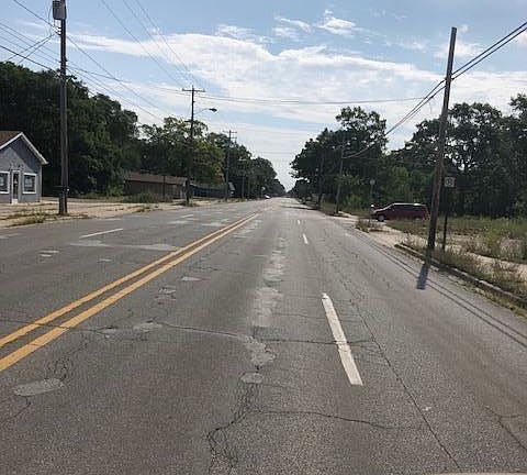 3rd image of 957 E Broadway Ave