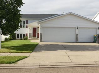 2831 Berkshire Dr, Bismarck, ND 58503