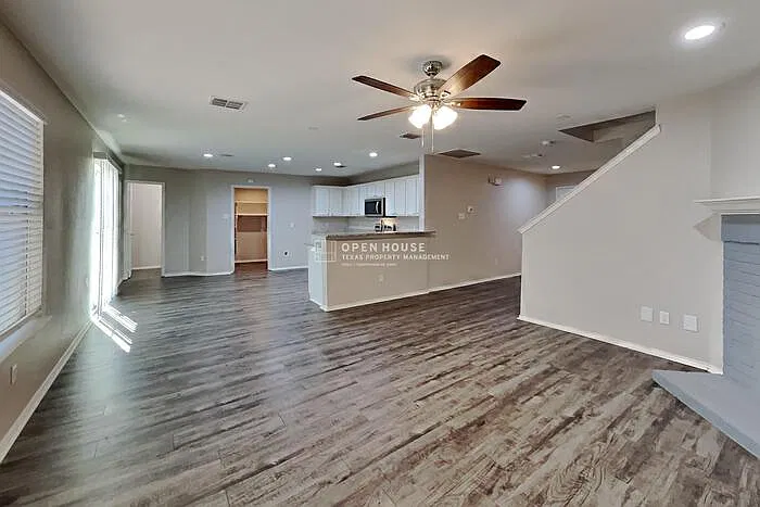 3 bed, 2.5 bath, 2280 sqft, $2,340 — Photo 3