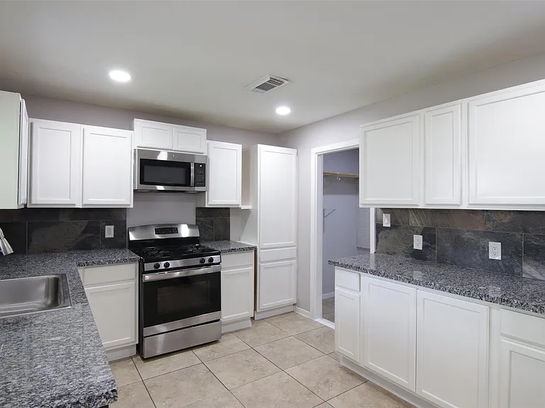 7941 Longridge Dr — Photo 7