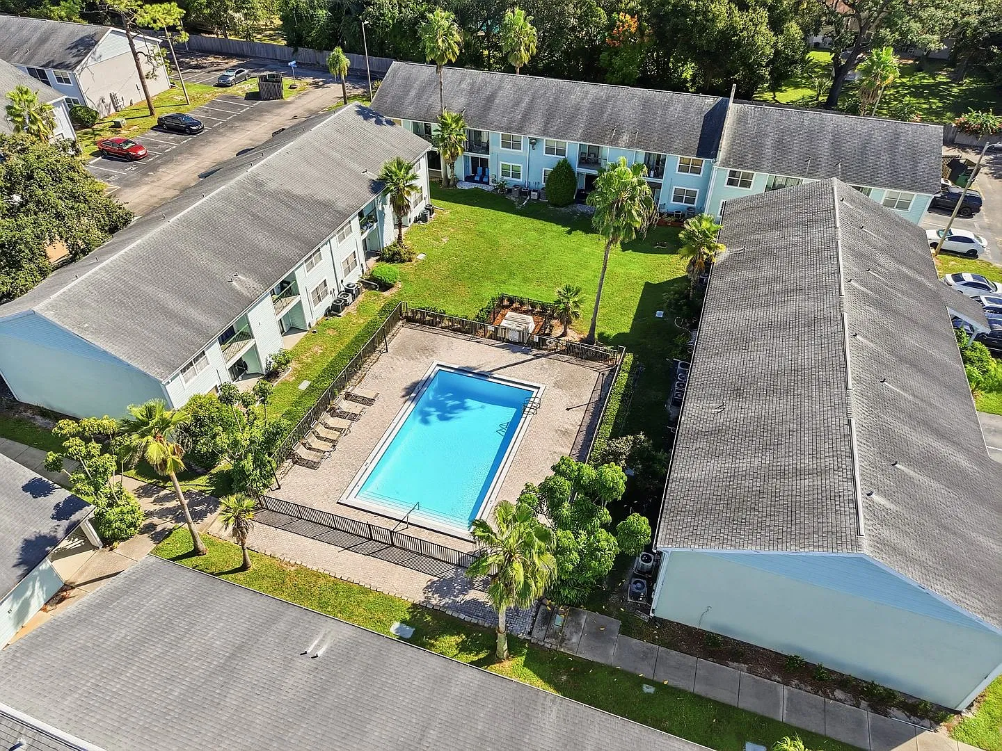 Cute Condo Within Walking Distance To Usf — Photo 2