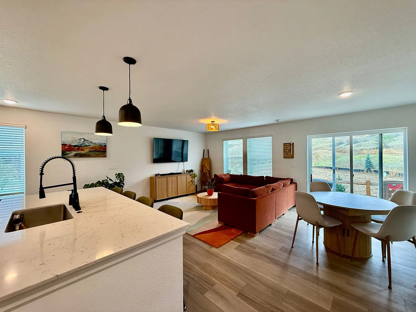 Beautiful New-Build 3-Bed Home on Corner Lot West Side Colorado Springs — Photo 3