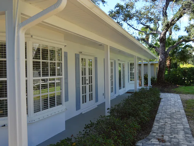 746 Azalea Ln — Photo 2