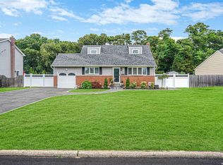 34 Katherine Pl, Oakdale, NY 11769