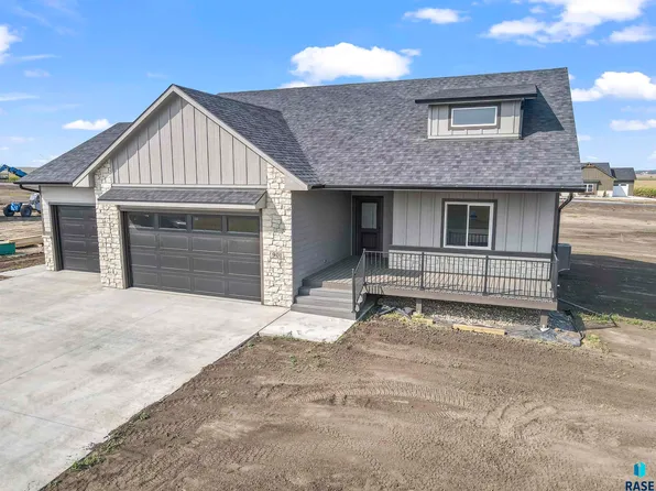 901 Sundance St, Valley Springs, SD 57068