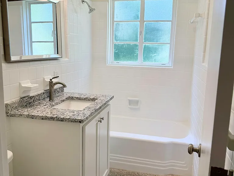 Hall bath servicing BR 1/2