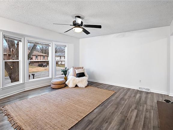 5th image of 2923 Sweet Briar Dr