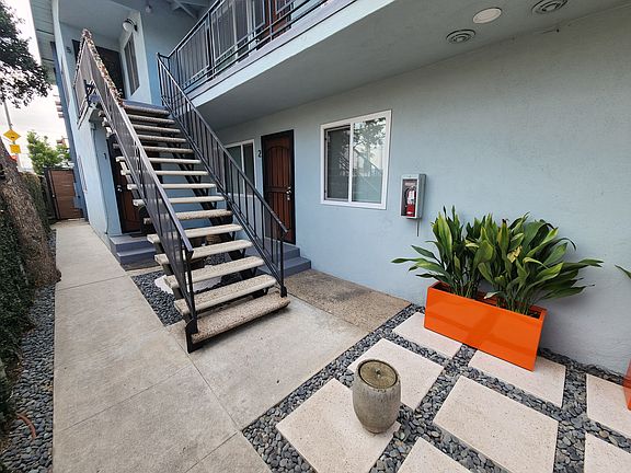 2nd image of 941 Junipero Ave APT 2