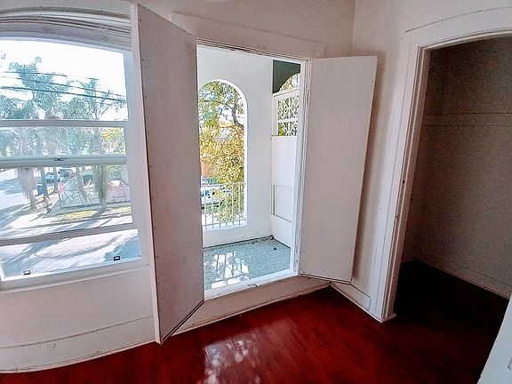 3rd image of 4219 Rosewood Ave APT 1