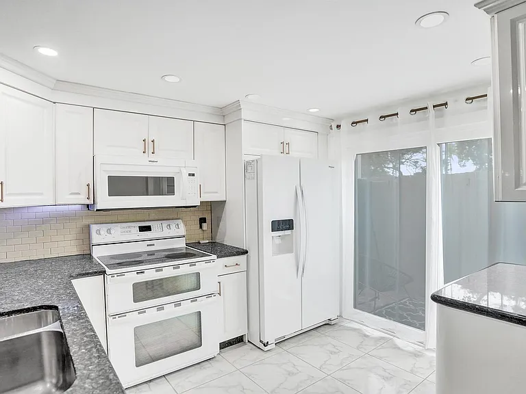 147 SW 3rd St — Photo 6