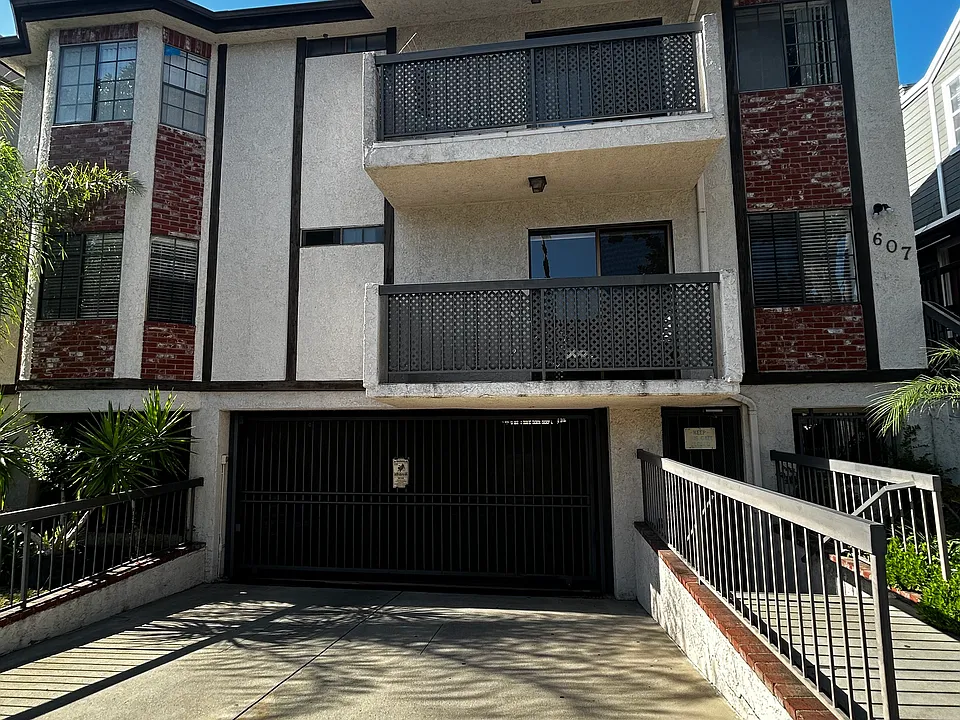 607 E Magnolia Blvd #C