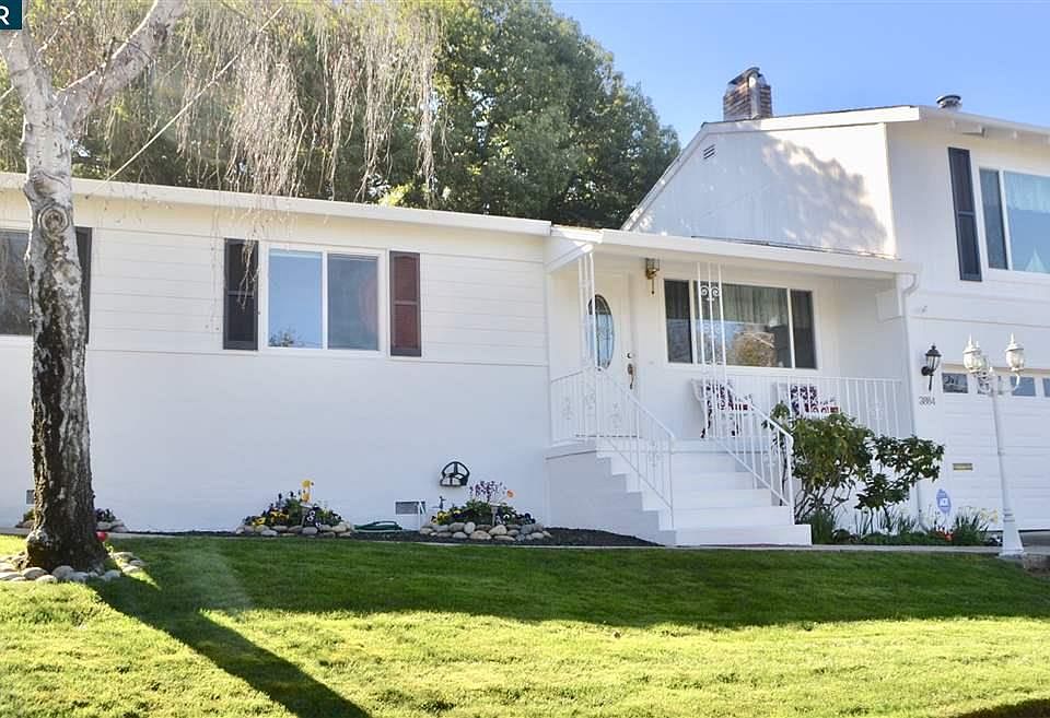 2nd image of 3884 Vineyard Ave