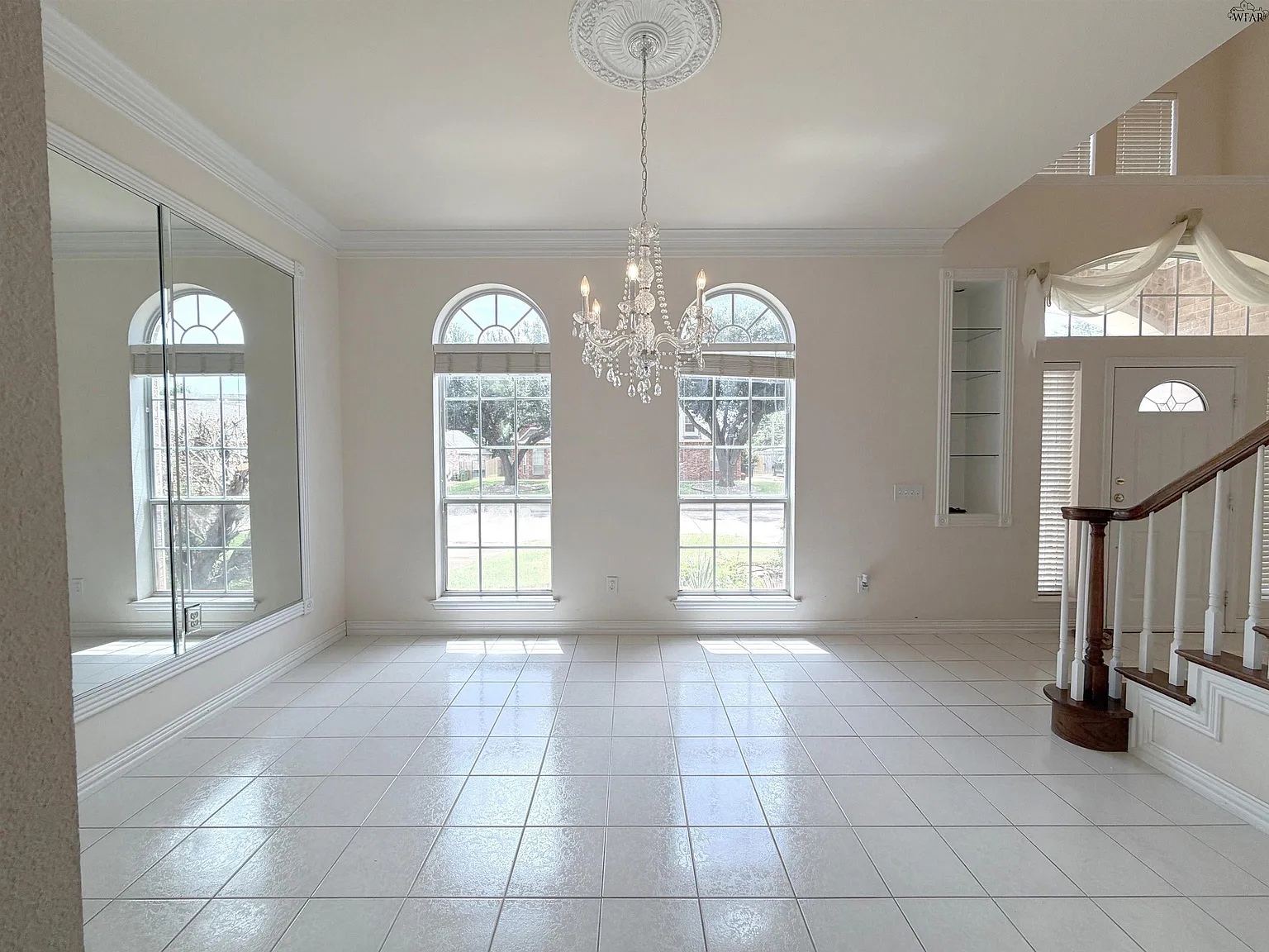 5 bed, 4.5 bath, 3969 sqft, $3,500 — Photo 3