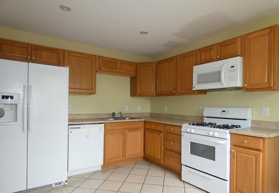 2nd image of 3495 Castle Hill Dr