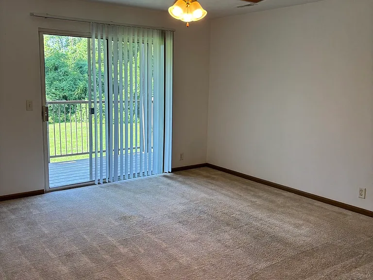122 Lauren Cir #4 — Photo 3
