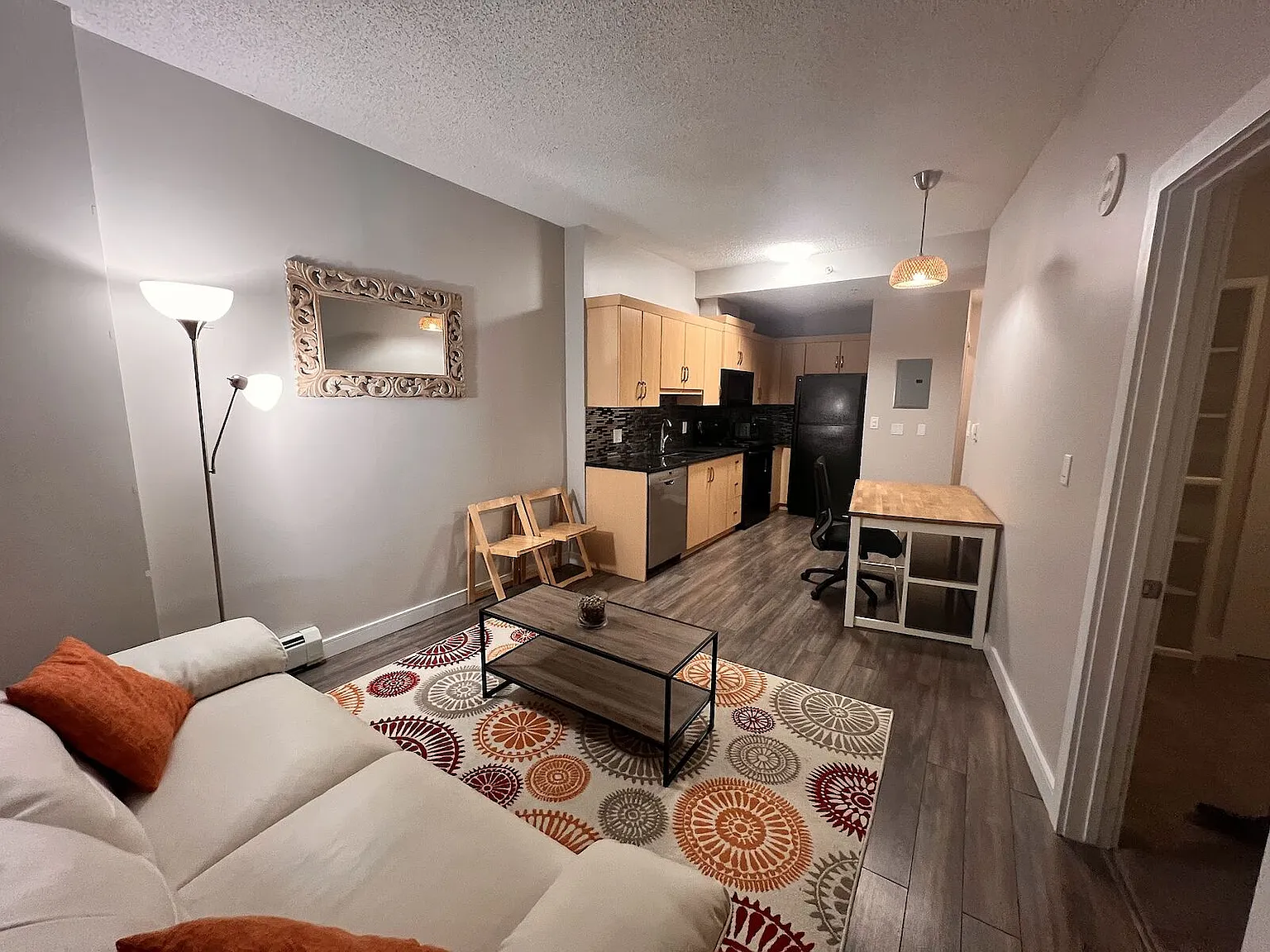 Upscale 1 Bedroom Apt, Furnished with Utilities Included — Photo 2