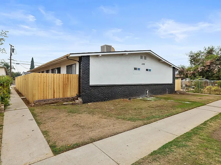 1329 E San Ramon Ave — Photo 2