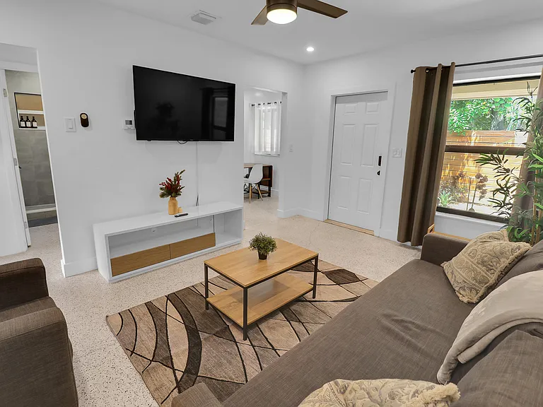 210 SW 11th St #1 — Photo 1