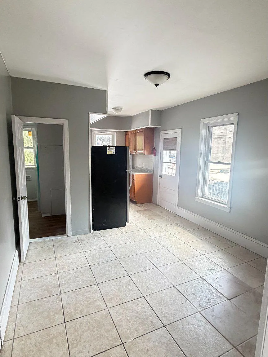 4 bed, 1.0 bath, 1200 sqft, $1,600 — Photo 2