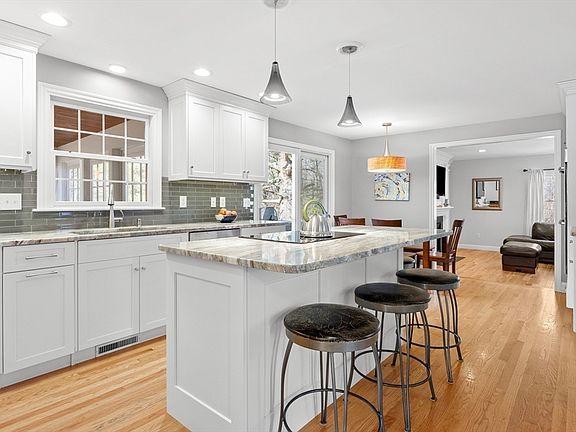 4th image of 4 Davis Ln