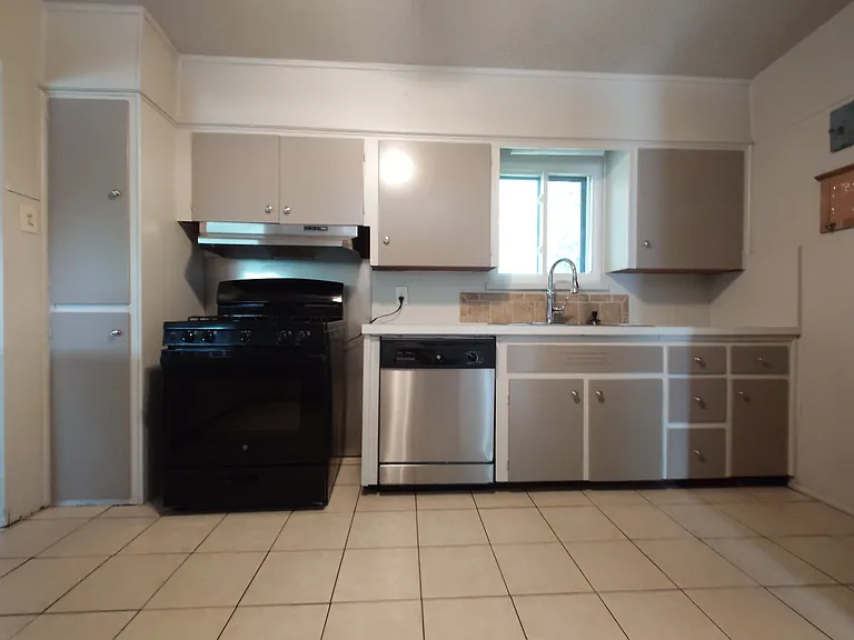 203 Haverford Dr — Photo 3