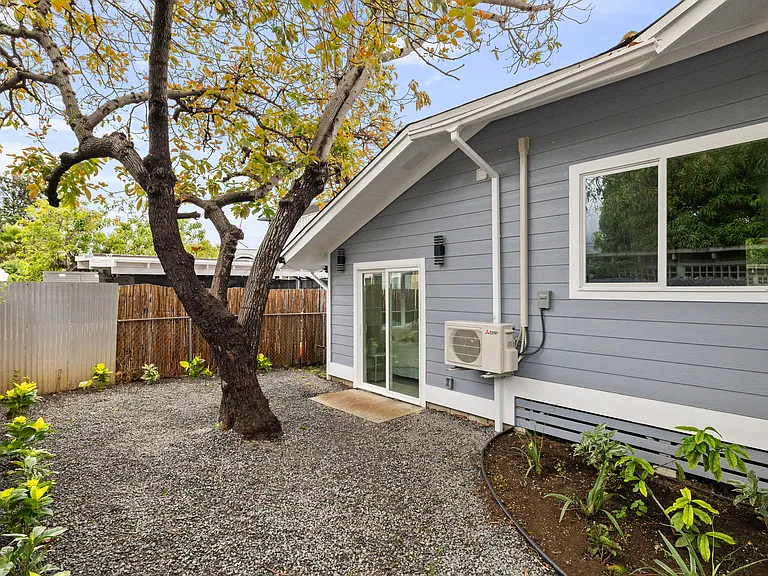 1307 Farrington St #A — Photo 15