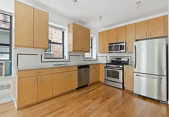 4th image of 250 Manhattan Ave #C3