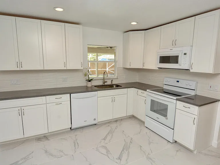 943 SE Browning Ave — Photo 6