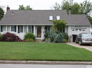 27 Sylvia Dr, West Islip, NY 11795
