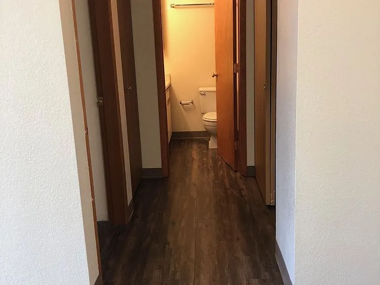 Hilltop Court Apartments — Photo 20