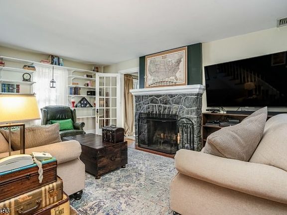 3rd image of 484 Barrymore St
