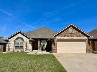 2713 SE 8th St, Moore, OK 73160