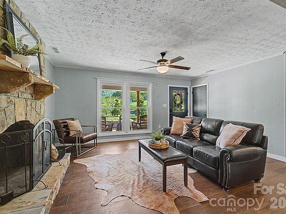 3rd image of 160 Canter Ln