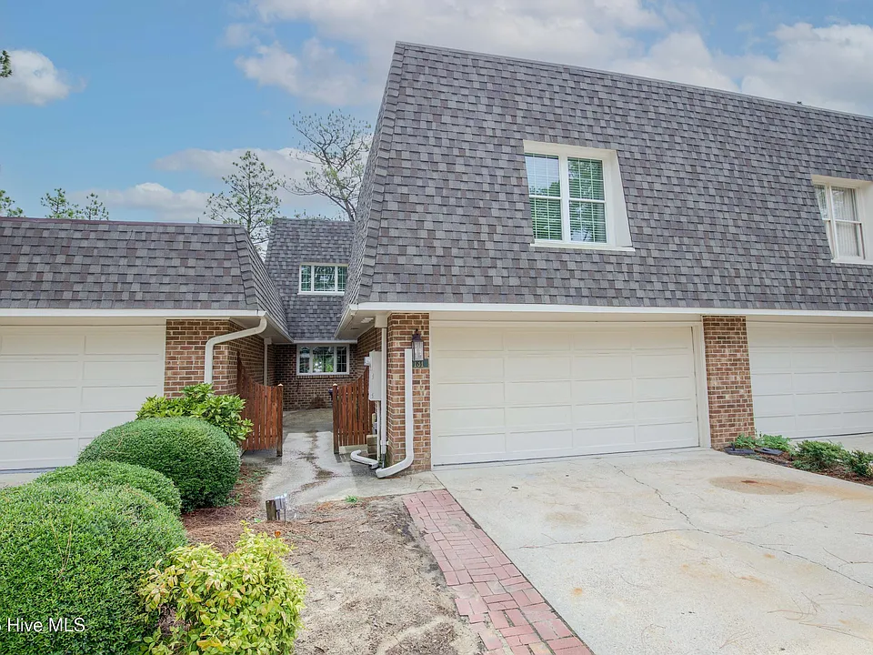 131 Racquet Ln