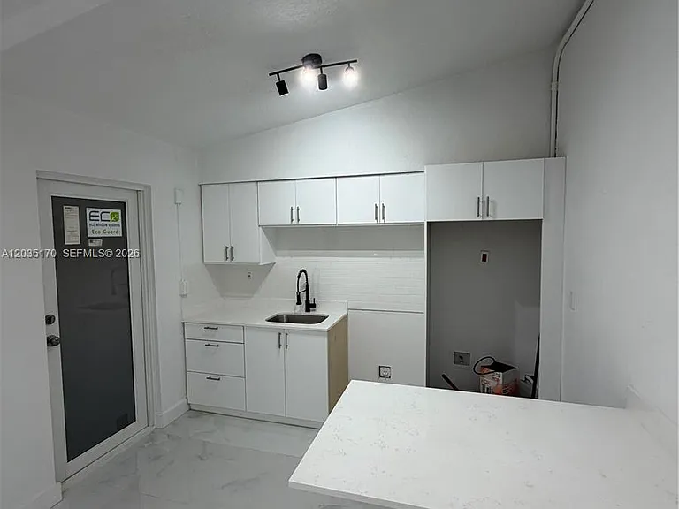 3220 Plaza St — Photo 6