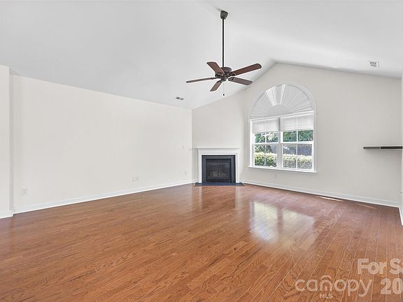 4th image of 274 Lone Oak Cir