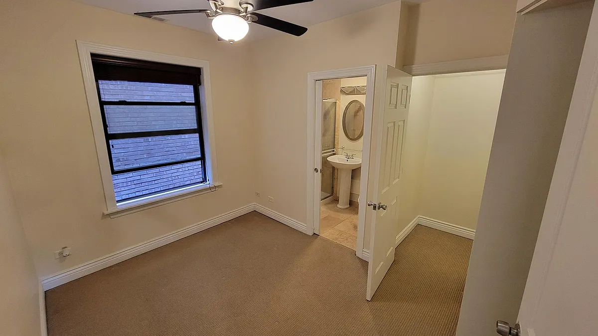 Building Photo - 558 W Deming Pl #2