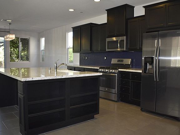 3rd image of 1369 Larkspur Dr