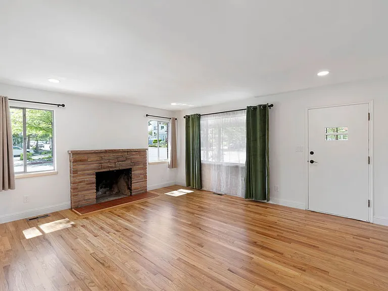 690 W 1st St — Photo 5